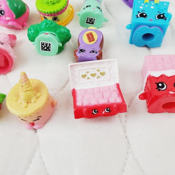 Shopkins - Lot of 29 Assorted Figures Kid's Toys Small Collectible Birthday Fun - Picture 3 of 9